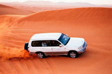 砂漠の中を駆け抜ける砂漠ドライブ