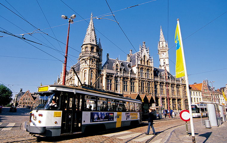 路面電車に乗ってアムステルダムの街を散策